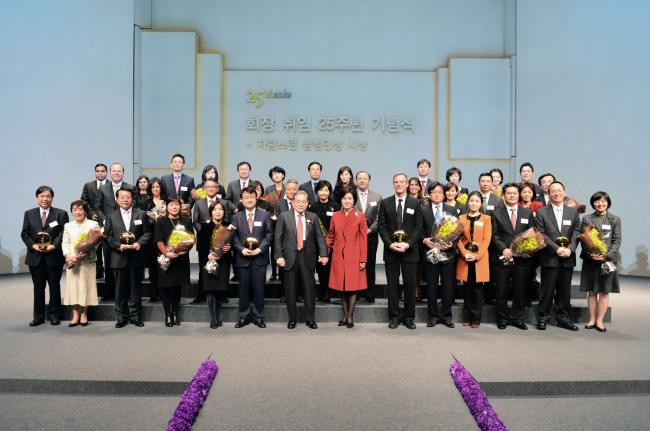 Samsung Electronics chairman Lee Kun-hee (seventh from left, front row) and his wife Hong Ra-hee (eighth from left, front row) pose with winners of the annual Samsung Award of Honor during the ceremony at the Hoam Art Hall in downtown Seoul on Friday. The winners included Qualcomm CEO Paul Jacobs (ninth from left, front row). Samsung Group