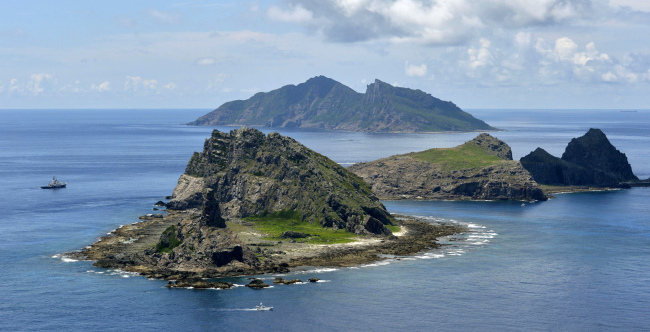 This aerial shot taken on September 15, 2010 shows the disputed islands known as Senkaku in Japan and Diaoyu in China in the East China Sea. (AP-Yonhap News)