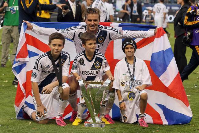 David Beckham poses with his sons after the Galaxy defeat the Houston Dynamo 3-1 to win the 2012 MLS Cup at The Home Depot Center in Carson, California, Saturday. (AFP-Yonhap News)