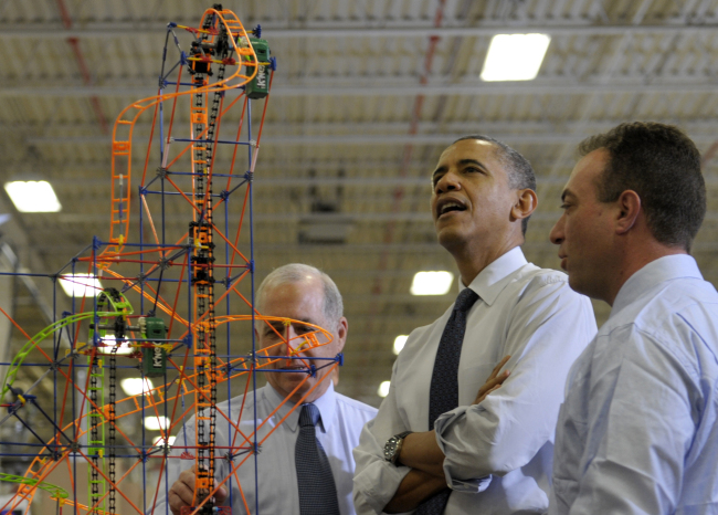 President Barack Obama looks over a rollercoaster with K’NEX Inventor Joel Glickman (left) and Rodon Group President and Chief Executive Officer Michael Araten (right), during a tour of the company in Hatfield, Pennsylvania on Friday. (AP-Yonhap News)