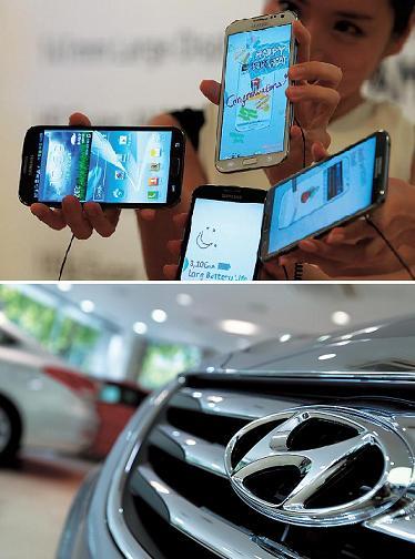 Samsung Electronics Co. Galaxy Note 2 smartphones and Hyundai Motor’s logo on a Sonata vehicle. (Bloomberg)