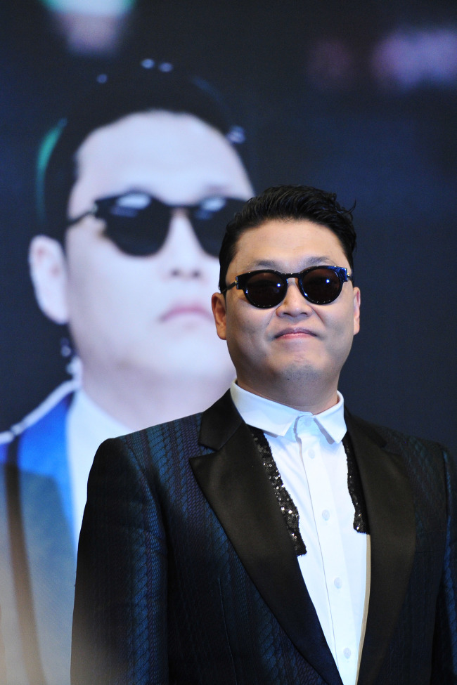 Psy attends a press conference before his performance in Singapore on Saturday. (Xinhua-Yonhap News)