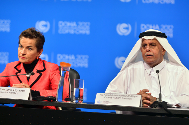 United Nations Convention on Climate Change Executive Secretary Christiana Figueres (left) attends a press conference alongside Qatar’s Deputy Prime Minister and President of the 18th United Nations Convention on Climate Change Abdullah bin Hamad Al-Attiyah in Doha on Monday. (AP-Yonhap News)