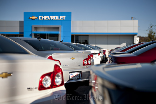 2012 General Motors Co. Chevrolet Cruze (right) and Malibu vehicles sit on the lot at Bud Mills Chevrolet auto dealership in Moline, Illinois. (Bloomberg)