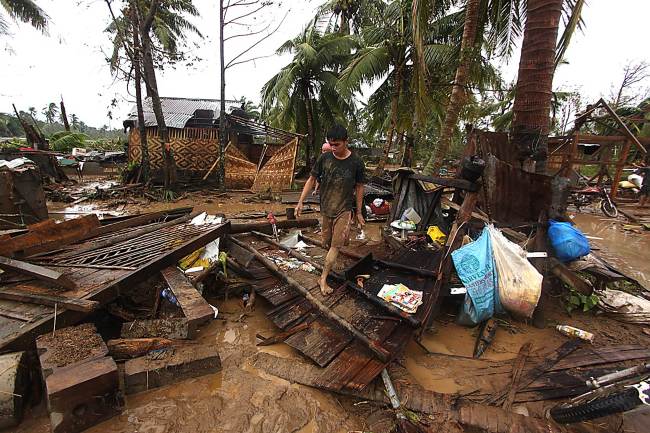 Residents walk amongst their destroyed houses after Typhoon Bopha hit Compostela town, Compostela Valley province, in southern island of Mindanao on Tuesday. (AFP-Yonhap News)