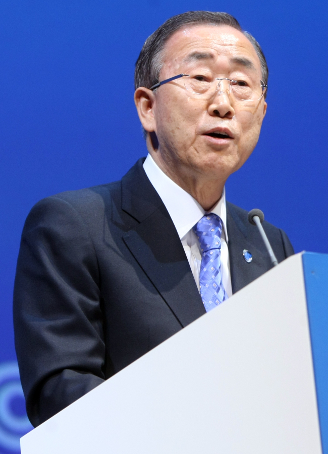 U.N. Secretary-General Ban Ki-moon addresses the opening of the high-level segment of the annual U.N. climate talks in Doha on Tuesday. (AP-Yonhap News)