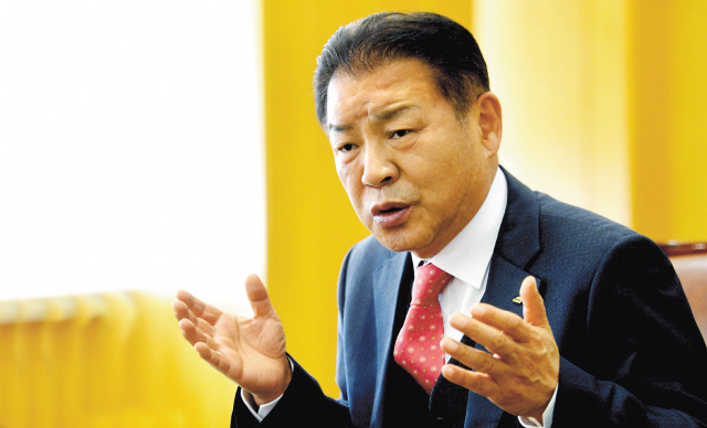 K-water chief Kim Kuen-ho speaks in an interview with The Korea Herald. (Kim Myung-sub/The Korea Herald)