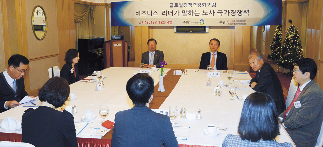 Participants discuss industrial relations at a CEO roundtable session in Seoul on Tuesday. (Chung Hee-cho/The Korea Herald)