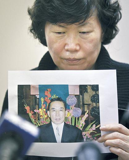 Serim Han holds a picture of her husband Ki-suck Han during a news conference on Wednesday, in New York. (AP-Yonhap News)