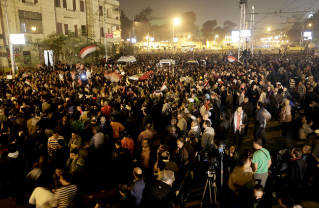 Egyptian protesters chant slogans outside the presidential palace in Cairo on Thursday. (AP-Yonhap News)