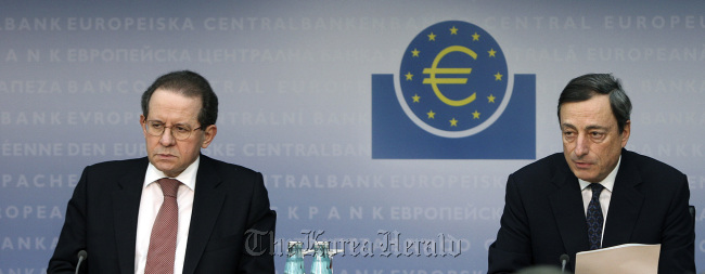 Vitor Constancio (left), vice president of the European Central Bank, and Mario Draghi, president of the European Central Bank, attend a news conference at the bank’s headquarters in Frankfurt. (Bloomberg)