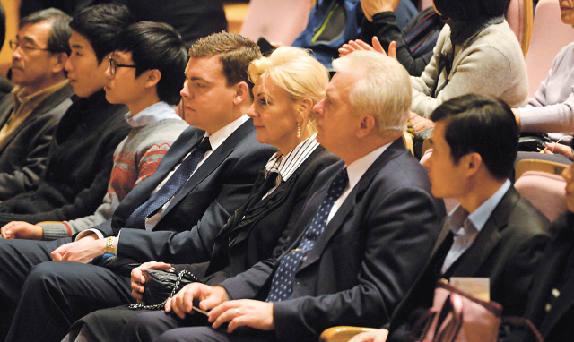 Slovak Ambassador to Korea Dusan Bella (right) enjoys the Jang Sa-ik concert with his wife, Eugenia Bellova (second from right) along with hundreds of others in the audience at Seoul Namsan Traditional Theater on Wednesday. (Lee Sang-sub/The Korea Herald)