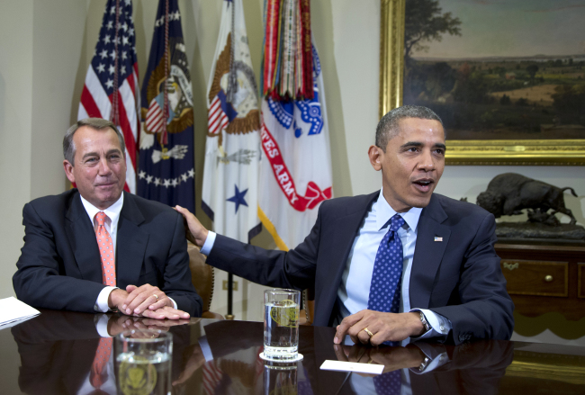 President Barack Obama acknowledges House Speaker John Boehner (left) while speaking to reporters in the Roosevelt Room of the White House in Washington on Nov. 16. (AP-Yonhap News)