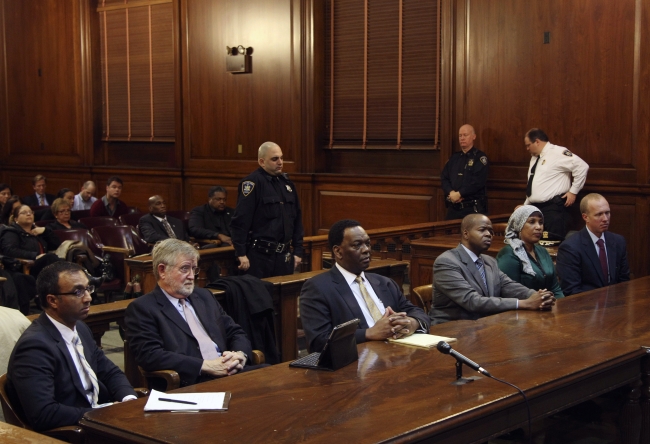 Lawyers for Dominique Strauss-Kahn, led by William Taylor, second from left, and Nafissatou Diallo, second from right, and her lawyers appear in court in New York, Monday. (AP-YOnhap News)