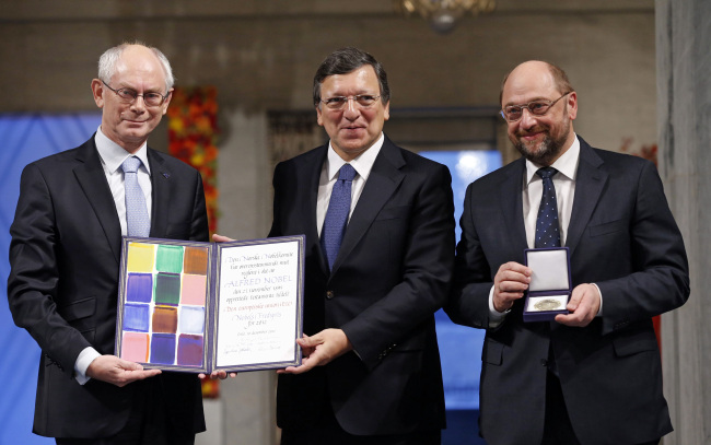 European Council President Herman Van Rompuy (let), European Commission President Jose Manuel Barroso (center) and European Parliament President Martin Schulz stand with the Nobel diploma on the podium at the City Hall in Oslo, during Monday’s Nobel Peace Prize ceremony. (AP-Yonhap News)