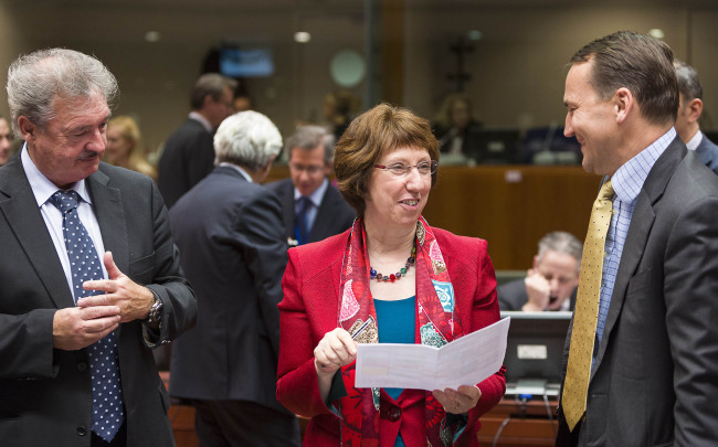 Luxembourg Minister for Foreign Affairs Jean Asselborn (left), EU foreign policy chief Catherine Ashton (center) and Polish Minister for Foreign Affairs Radoslaw Sikorski talk at an EU foreign ministers meeting at the EU headquarters in Brussels on Monday. (Xinhua-Yonhap News)