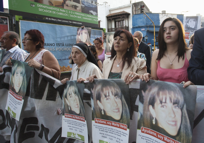 In this picture taken Feb. 8, 2012 Susana Trimarco, second from right, and her granddaughter Micaela, right, lead a march towards the courthouse on the first day of trial for the alleged kidnappers of her daughter Marita Veron, in San Miguel de Tucuman, Argentina. (AP-Yonhap News)