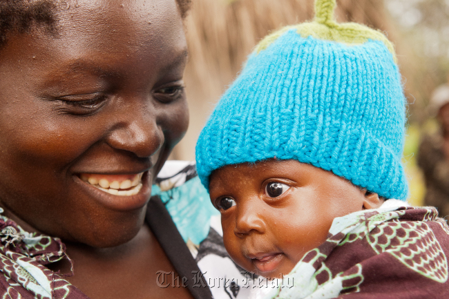 Newborn babies lose a large amount of body heat through their heads. Simply putting bonnets or beanies on them can help reduce the infant mortality rate, Save the Children says.