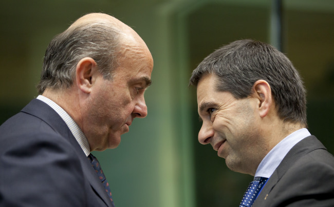 Spain’s Economy Minister Luis de Guindos (left) speaks with Portugal’s Finance Minister Vitor Gaspar during a meeting of EU finance ministers in Brussels on Wednesday. (AP-Yonhap News)