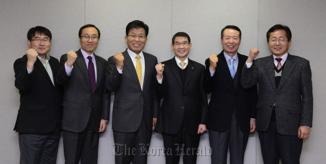 Participants of a green business roundtable, organized jointly by The Korea Herald and the Korea Environmental Industry and Technology Institute in Seoul on Monday, pose for photos. From left: Rhu Dae-hwan, CEO of BKT; Yum Kyu-jin, CEO of Coenbio; Yoo Nam-jong, CEO of Ilshin Environment Engineering; Yoon Seung-joon, president of KEITI; Na Kyung-duk, CEO of Forcebel; and Jang Du-hun, CEO of J-E Tech. (Park Hae-mook/The Korea Herald)