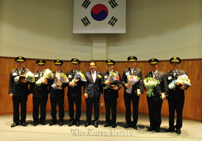 S-Oil CEO Nasser Al-Mahasher (center) poses with eight firefighters who were awarded as the 2012 firefighter heroes at a ceremony in Seoul on Thursday. (S-Oil)