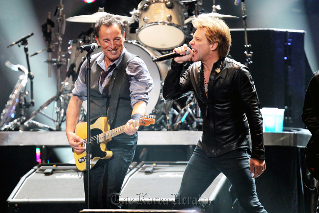 This image released by Starpix shows Bruce Springsteen (left) and Jon Bon Jovi performing at the 12-12-12 The Concert for Sandy Relief at Madison Square Garden in New York on Wednesday. ( AP-Yonhap News)