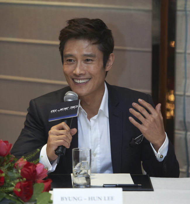 Actor Lee Byung-hun speaks at the 2012 CineAsia Awards at the Grand Hyatt in Hong Kong on Thursday. (Yonhap News)