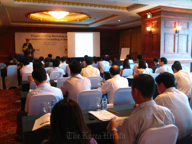 An ASEIC eco-innovation consulting team hosts a workshop for participating Vietnamese SMEs in Grand Plaza Hotel in Hanoi in May 2012.