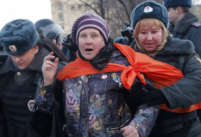 Police officers detain an opposition supporter during an unauthorized rally in Lubyanka Square in Moscow on Saturday. (AP-Yonhap News)