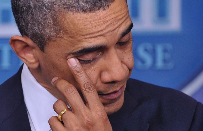 U.S. President Barack Obama wipes his eye as he speaks during a previously unannounced appearance in the Brady Briefing Room of the White House in Washington, D.C., Friday. (AFP-Yonhap News)