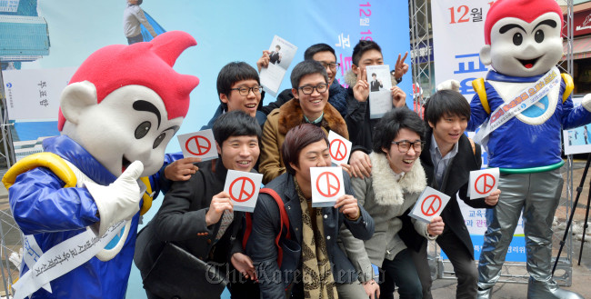 Citizens take part in the National Election Commission’s campaign to raise participation in Wednesday’s presidential and Seoul education chief elections, in Myeong-dong, Seoul, Sunday. (Kim Myung-sub/The Korea Herald)