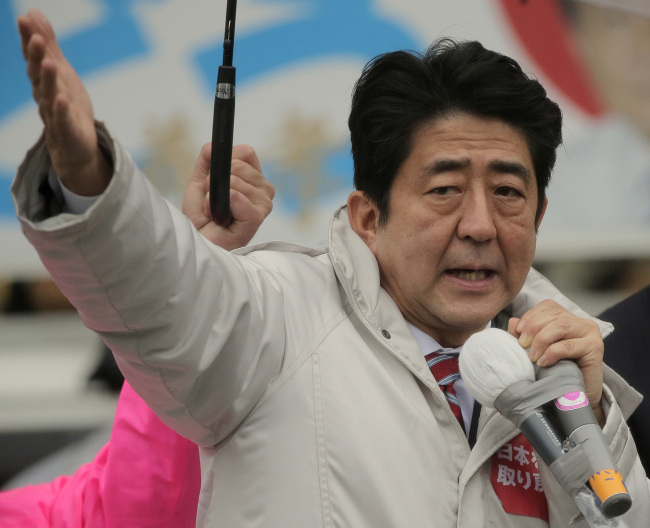 In this Dec. 15, 2012 file photo, Japan's main opposition Liberal Democratic Party (LDP) President Shinzo Abe speaks during a campaign rally for Sunday's parliamentary elections in Kawaguchi, near Tokyo. (AP-Yonhap News)