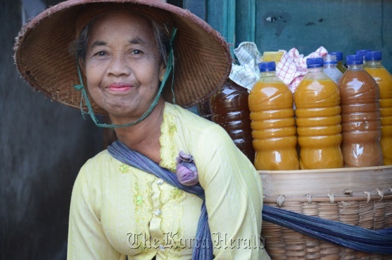 Fifty-year-old jamu gendong maker Mbah Arif carries more than 22 kilograms of jamu on her rounds. Jamu gendong means jamu that is carried from door to door. (The Jakarta Post)