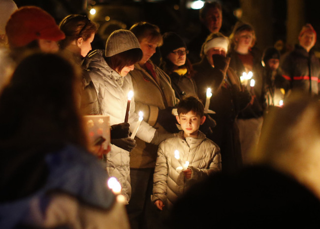 Mourners gather for a candlelight vigil at Ram`s Pasture to remember shooting victims, Saturday. (AP-Yonhap News)