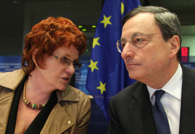 Chairwoman of the Committee on Economic and Monetary Affairs Sharon Bowles (left) talks to President of the European Central Bank Mario Draghi, during a meeting of the Committee on Economic and Monetary Affairs, at the European Parliament building, in Brussels on Monday. (AP-Yonhap News)