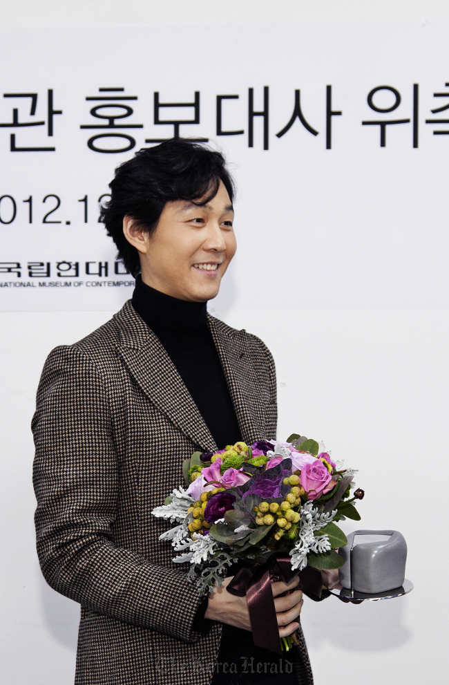 Lee Jung-jae poses for a photo at the appointment ceremony on Friday. (NMOCA)