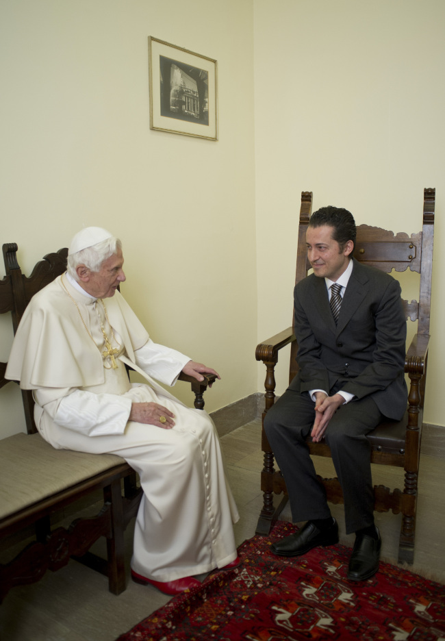 In this photo released by the Vatican newspaper L’Osservatore Romano, former pope’s butler Paolo Gabriele (right) is received by Pope Benedict XVI at the Vatican, Saturday. (AP-Yonhap News)