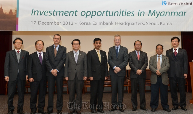 Eximbank vice president Nam Ki-sup (fourth from left) and participants of the seminar on investment opportunities in Myanmar pose at the bank’s Seoul headquarters last week. (Eximbank)