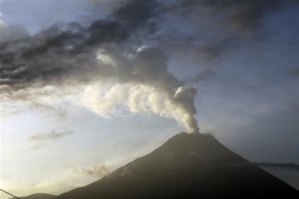 Tungurahua volcano emits an ash-filled plume as seen from Huambalo, Ecuador, Monday. (AP-Yonhap News)