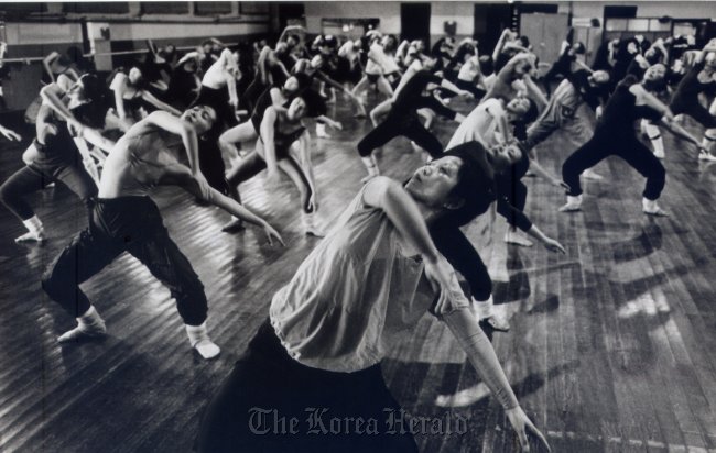 Contemporary dancer and scholar Yook Wan-soon (front) teaches her students at Ewha Womans University in 1980. (Sinae Arts Management)