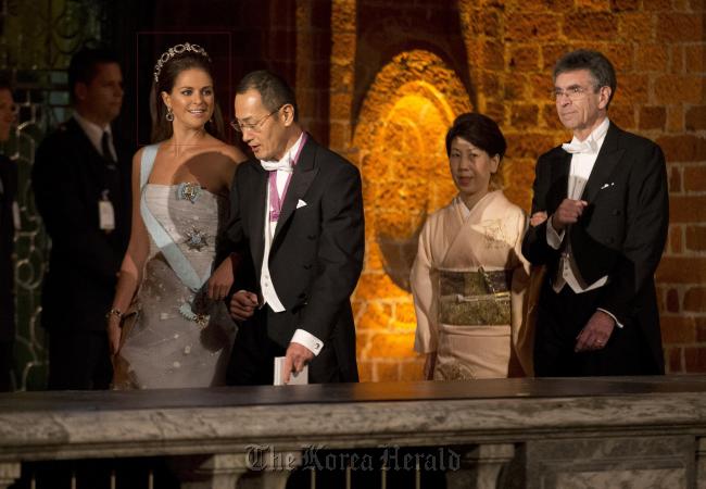 File photo -- The 2012 Nobel Prize Laureate for Physiology or Medicine Japan's Shinya Yamanaka, second left, walks with Sweden's Princess Madeleine, left, in front of his wife Chika, third left, and the 2012 Nobel Prize Laureate for Chemistry Robert J. Lefkowitz, right, from the U.S. as they arrive for the 2012 Nobel Prize Banquet at the Town Hall in Stockholm, Monda. (AP-Yonhap News)