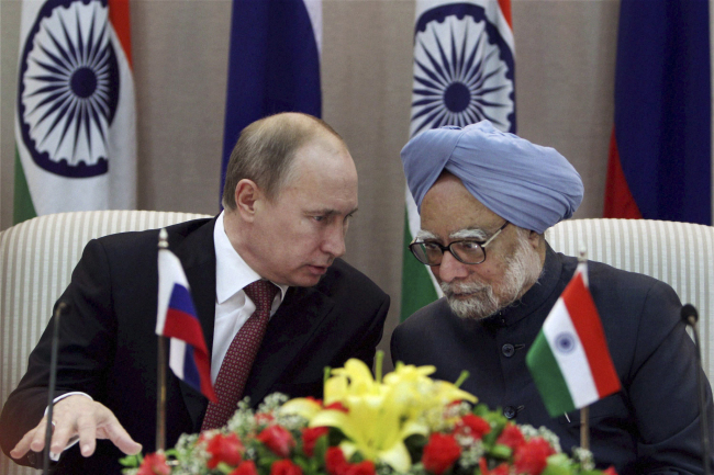 Russian President Vladimir Putin (left) talks to Indian Prime Minister Manmohan Singh at a joint press conference following their meeting in New Delhi, India, Monday. ( AP-Yonhap News)