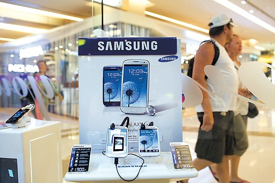 Samsung Electronics Co. Galaxy S3 smartphones sit on display. (Bloomberg)