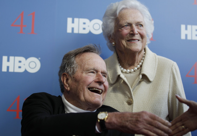 A 2012 file photo of former President George H.W. Bush and his wife, Barbara ( AP-Yonhap News)