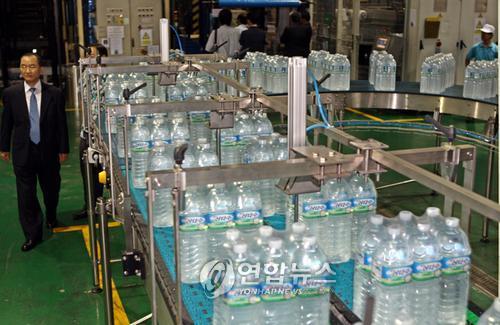 Kwang Dong Pharmaceutical Co. raised the top mineral water brand Jeju Samdasoo's price. (Yonhap News)