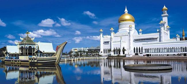 The Sultan Omar Ali Saifuddien Mosque, the golden-domed centerpiece of Bandar Seri Begawan, stands as a elegant symbol of the country’s devotion to the Islamic faith on the banks of the Brunei River. (Park Hae-mook/The Korea Herald)