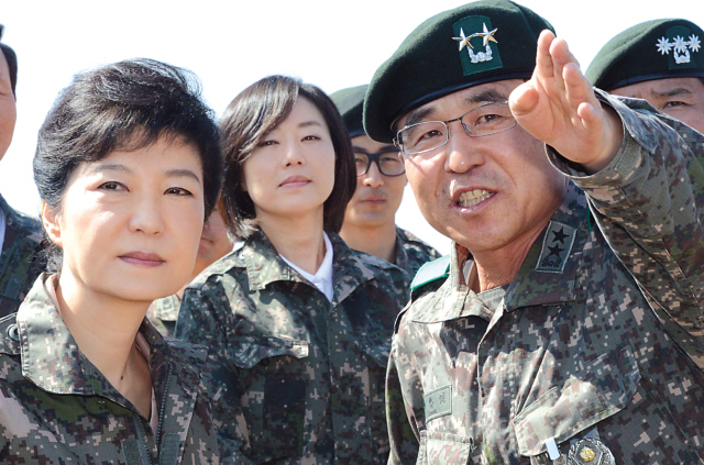 President-elect Park Geun-hye listens to a military commander during her visit to a frontline unit in Gangwon Province on Sept. 25. (Yonhap News)