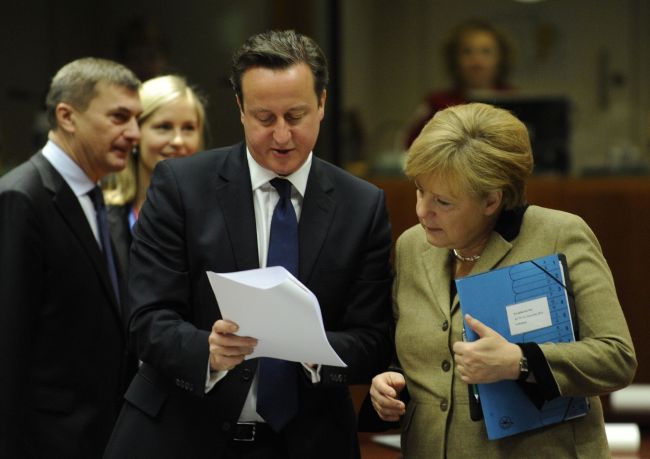 British Prime Minister David Cameron (left) and German Chancellor Angela Merkel chat during a roundtable meeting at the EU Headquarters in Brussels on Dec. 14. (AFP-Yonhap News)