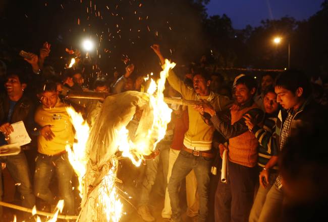 Indian protesters burn an effigy depicting rapists during a rally in New Delhi on December 30, 2012. (AFP-Yonhap News)