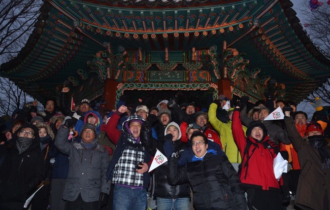 Seoulites shout their New Year’s wishes at a pavilion on Namsan in central Seoul on Tuesday. (Lee Sang-sub/The Korea Herald)